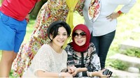 Berpakaian putih dan memakai topi, Zara terlihat awet muda. Foto: Instagram Zara Zettira