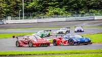 Berdasarkan hasil kualifikasi tersebut, pada race pertama, para pebalap T2 Motorsports ini mendapat posisi ke-13 di grid. David Tjiptobiantoro yang mengisi 30 menit awal tampil kompetitif dan berhasil merebut posisi juara 4 di kelasnya pada lap ke-3. Istimewa/Dok. T2 Motorsports.