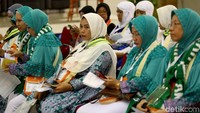 Sebanyak 382 jemaah calon haji kloter pertama melakukan proses administrasi, pemeriksaan kesehatan, dan istirahat di pemondokan asrama haji untuk selanjutnya diberangkatkan pada Minggu (7/7/2019) dini hari.