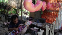 Pengrajin asal Depok ini rutin membuat manekin anatomi manusia yang seringkali digunakan untuk keperluan medis. (Foto: Nurcholis Anhari Lubis/Getty Images.)