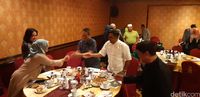 Para calon jemaah haji berkenalan sebelum memulai manasik