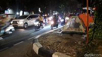 Malam Tiba, Pencari Suaka di Kebon Sirih Mendirikan Tenda di Trotoar