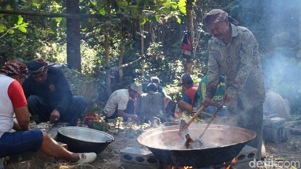 Pesta Gecok Kambing di Curug Semirang Ungaran.