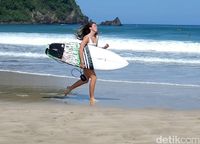 Pantai Pulau Merah di Banyuwangi Penuh Saat Libur Panjang Sekolah