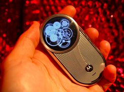 Nostalgia HP Super Mahal yang Menawan: Motorola Aura