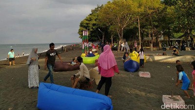 Foto Pria Wanita Membaur di Pantai Pulau Santen Banyuwangi