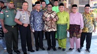 Momen OSO berfoto bersama Gubernur Kalimantan Barat Sutarmidji, Kapolda Kalbar Irjen Pol Didi Haryono, Pangdam XII/Tanjungpura, Mayor Jenderal TNI Herman Asaribab, beserta sejumlah tokoh lain yang hadir di acara halalbihalal MABM Kalimantan Barat.