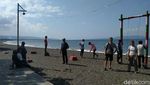 Foto Pria Wanita Membaur di Pantai Pulau Santen Banyuwangi