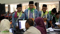 Selain melakukan kelengkapan administrasi, para jamaah haji tersebut juga akan menjalani pemeriksaan kesehatan usai tiba di Asrama Haji Embarkasi Jakarta, di Pondok Gede, Jakarta.