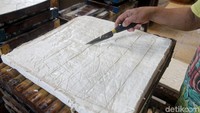 Tahu yang diproduksi dari Pabrik Tahu Pak Tabah ini dijual dengan harga Rp 300 per tahu.