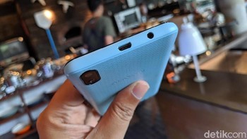 Punya baterai 2.450 mAh dan fitur Face ID untuk keamanan.   Foto: Adi Fida Rahman/detikINET