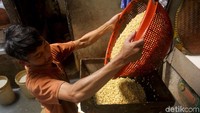 Tahu merupakan salah satu makanan hasil olahan dari kacang kedelai.
