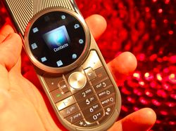 Nostalgia HP Super Mahal yang Menawan: Motorola Aura