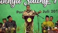 Sejumlah tokoh masyarakat dan tokoh politik turut hadir di acara tersebut. Salah satu tokoh yang hadir adalah Oesman Sapta Oedang (OSO).