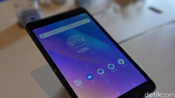 Tablet ini hadir dalam bentangan layar IPS 8 inch dengan resolusi 1280 x 800 pixel. Foto: Adi Fida Rahman/detikINET