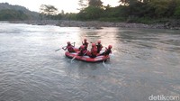 Bagi yang takut dengan aliran air deras jangan khawatir. Ripikal aliran air stabil bisa menjaga pengunjung tetaap aman saat berarung jeram si sungai Bili-bili. Selain bermain arung jeram, warga juga bisa berswafoto di sini dengan latar beduangan bili-bili (Ibnu Munsir/detikcom)