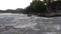 Wisata air arung jeram di Sungai Bili-bili yang selalu dikunjungi wisatawan pada akhir pekan. Mereka bisa latihan bersama dengan anak-anak muda yang menyukai olahraga arus deras atau arung jeram yang ada di sini (Ibnu Munsir/detikcom)