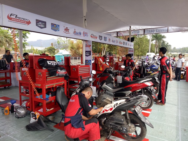 Servis gratis di lapangan Brigif Cimahi, Jawa Barat Foto: Alfi Kholisnuda/detikcom Servis gratis di lapangan Brigif Cimahi, Jawa Barat Foto: Alfi Kholisnuda/detikcom