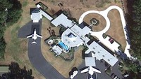 Tidak salah kalau menyebut properti yang satu ini sebagai rumah yang nempel bandara.