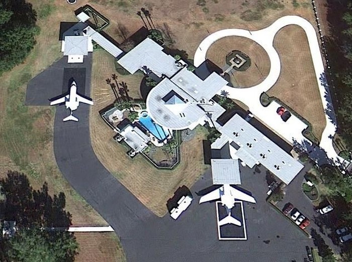 Menengok Rumah Nempel Bandara Milik John Travolta Banyak yang bilang rumah merupakan representasi personal bagi pemiliknya. Boleh jadi anggapan itu benar, seperti John Travolta dengan rumah bandaranya.