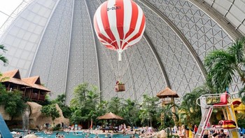 Tropical Islands Resort di Jerman memiliki kapasitas maksimum 8.200 pengunjung sehari. Pada tahun pertama operasinya, ia menarik 975.000 pengunjung. Foto: via Brainberries