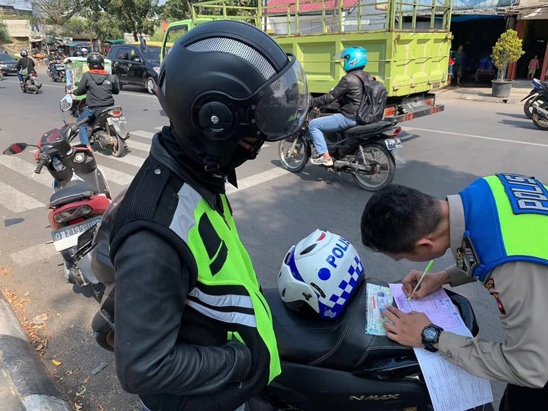 Pengendara Berstrobo Ditilang. Foto: Facebook Pengendara Berstrobo Ditilang. Foto: Facebook
