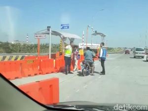 Viral Biker Bersarung Berpeci Masuk Tol Waru Sidoarjo