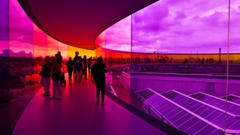 Rainbow Walkway adalah karya seni spektakuler yang dibuat oleh seniman Denmark Olafur Eliasson. Di sini kalian bisa berjalan-jalan mengitari jalan lingkar kaca bundar di atapnya sambil melihat pemandangan kota. Foto: via Brainberries