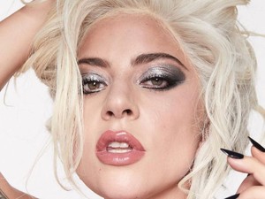 Bikin Pangling Netizen, Lady Gaga Tampilkan Kulit Asli di Iklan Kosmetik