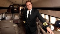 John Travolta sendiri merupakan penggila pesawat.