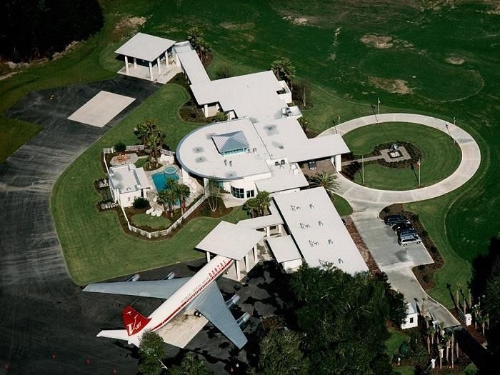 Menengok Rumah Nempel Bandara Milik John Travolta Banyak yang bilang rumah merupakan representasi personal bagi pemiliknya. Boleh jadi anggapan itu benar, seperti John Travolta dengan rumah bandaranya.