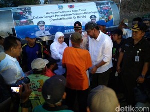 Gubernur Khofifah Berikan Bantuan Air Bersih untuk Warga Ponorogo