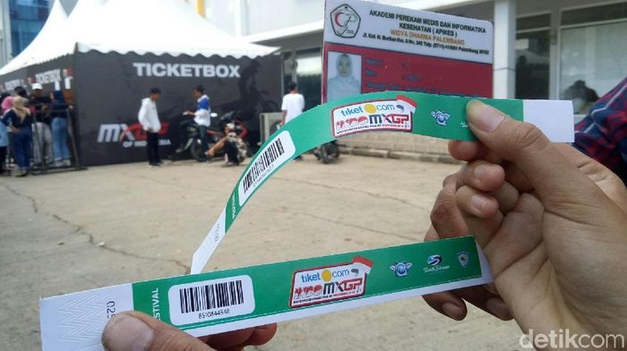 Tiket promo MXGP Palembang dijual seharga Rp 25 ribu. (Foto: Raja Adil Siregar/detikSport) Tiket promo MXGP Palembang dijual seharga Rp 25 ribu. (Foto: Raja Adil Siregar/detikSport)