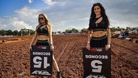 Indonesia sendiri berkesempatan menggelar dua seri MXGP, dengan Semarang jadi tuan rumah seri ke-12 pekan depan. Untuk yang ketinggalan aksi Tim Gajser dkk di Palembang, sudah siap menonton langsung di Semarang? (Foto: MXGP)
