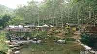 Kesejukan langsung terasa saat memasuki wisata alam Kedung Minten di Desa Nglurup, Kecamatan Sendang, Tulungagung. Gemercik air sungai memecah kesunyian dan menambah kental nuansa alam pegunungan (Adhar/detikcom)