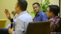 Joko Widodo (Jokowi) dianggap sebagai sosok yang penting di balik siapa yang akan menjadi Ketua Umum (Ketum) Partai Golkar selanjutnya. 