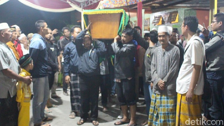 Kedatangan Jenazah Toriq Pelajar Hilang di Bukit Piramid Disambut Tangis
