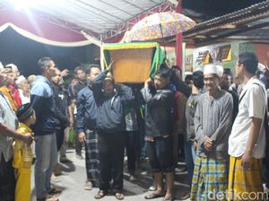 Kedatangan Jenazah Toriq Pelajar Hilang di Bukit Piramid Disambut Tangis
