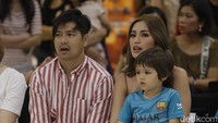 Jessica mengajak El Barack bermain di toko permainan anak. (Foto: ismail)