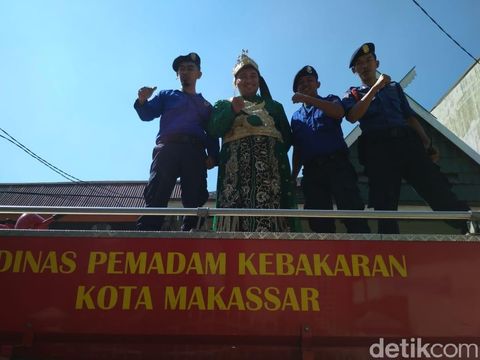 Unik, Petugas Damkar Makassar Naik Mobil Pemadam ke Akad Nikah