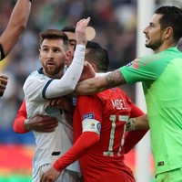 Timnas Argentina harus puas sebagai juara tiga Copa America 2019 setelah berhasil mengalahkan Chile, Minggu (7/7/2019). Namun, kemenangan itu diwarnai drama Lionel Messi mendapat kartu merah. Ia juga menduga ada rekayasa di balik kemenangan Brasil sebagai juara utama. Messi sempat meluapkan kekecewaannya di Instagram dan menuai simpati dari banyak orang, tanpa terkecuali dari seorang WAGs dari Spanyol. (Foto: Reuters)