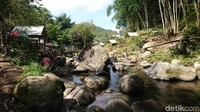 Sungai ini cukup aman untuk anak-anak, karena tidak deras dan relatif dangkal. Di lokasi tersebut juga disediakan pelampung bagi yang ingin berenang di kawasan sungai (Adhar/detikcom)