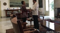 Selain Raisa, Sutopo juga dikenal mengidolakan Presiden Joko Widodo (Jokowi) sejak menjadi Wali Kota Solo. Akhirnya, mereka juga bertemu di Istana Bogor pada Oktober 2018 lalu. Ray Jordan/detikcom.