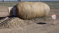 Penginapan bernama The Big Idaho Potato Hotel ini muncul di Airbnb. Tarif menginapnya sebesar US$ 200 per malam atau setara Rp 2,8 juta (kurs Rp 14 ribu).