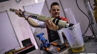 Salah seorang teknisi mengecek shockbreaker motor, salah satu komponen kunci di balapan motocross. (Foto: MXGP)