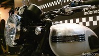 Model T120 Diamond Edition lebih bernuansa elegan dengan balutan warna silver dan aluminium. Perbedaannya sendiri berada pada jok, side panel, tangki aluminium, juga nomor seri pada bagian sasis.  Foto: Luthfi Anshori