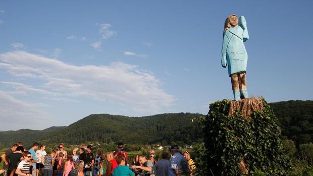 Patung 'Melania Trump' Dibangun di Dekat Sevnica Slovenia