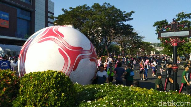 Bola Raksasa Sambut Acara ASEAN School Games di Semarang