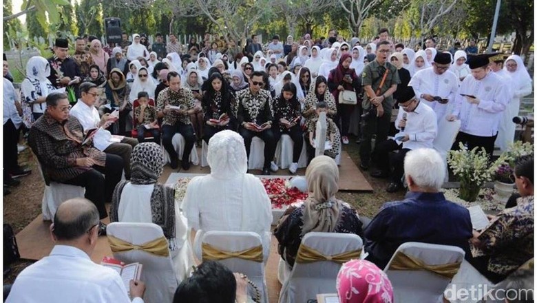 Rayakan Ultah Ani Yudhoyono, SBY dan Keluarga Ziarah ke TMP Kalibata