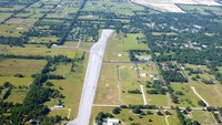 Rumah tersebut dilengkapi dengan landasan pacu untuk pesawat plus air controlnya.